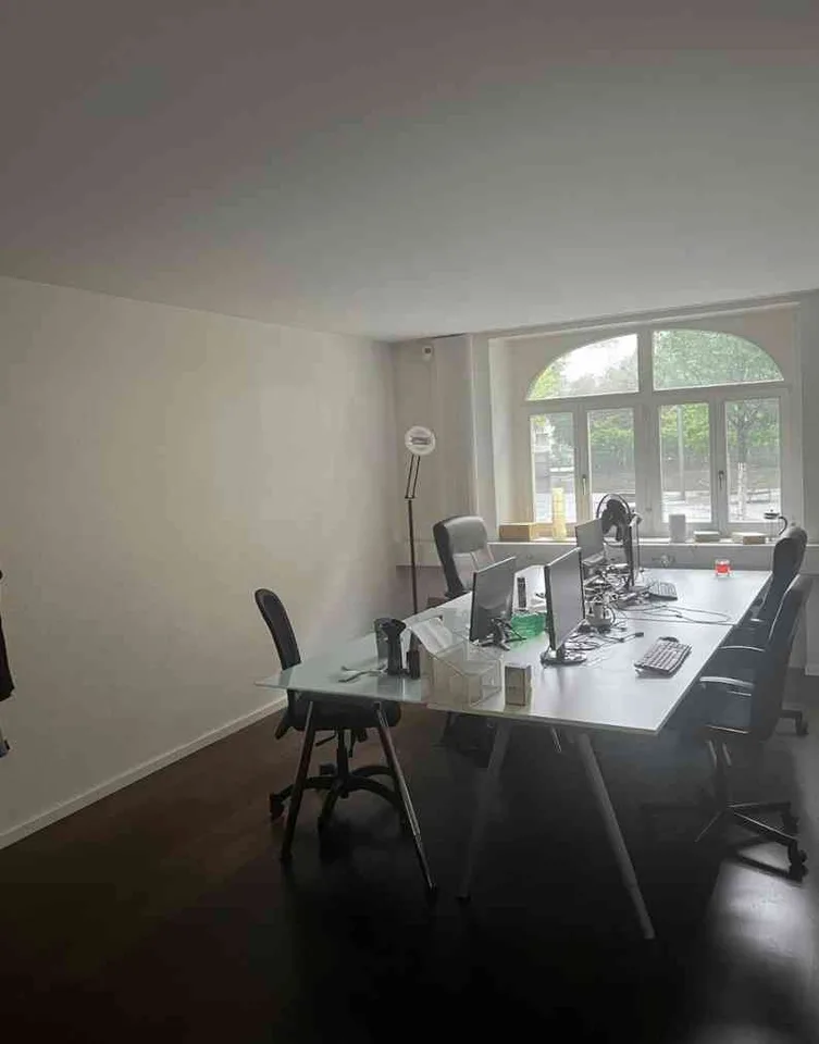 Offfenes Büro und zwei Einzelbüros