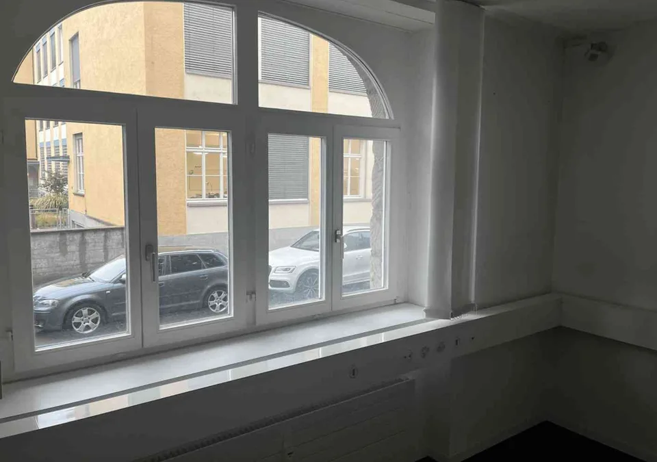 Offfenes Büro und zwei Einzelbüros