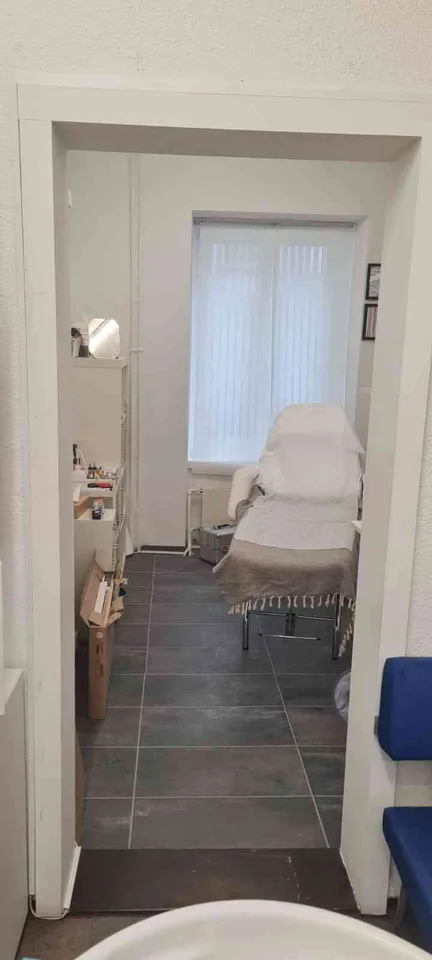 zwei attraktive Räumlichkeiten im Kreis 4 zu vermieten