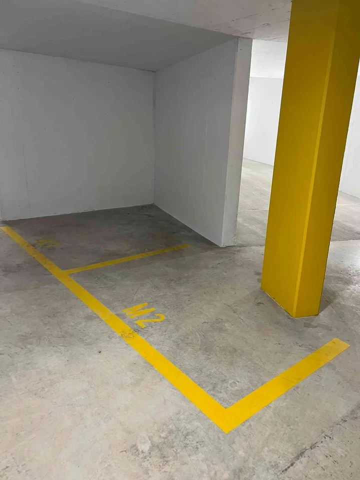 2 gedeckte Motorradparkplätze (optional auch für Kleinwagen)