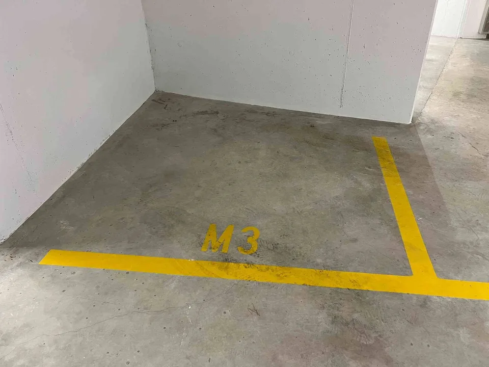 2 gedeckte Motorradparkplätze (optional auch für Kleinwagen)