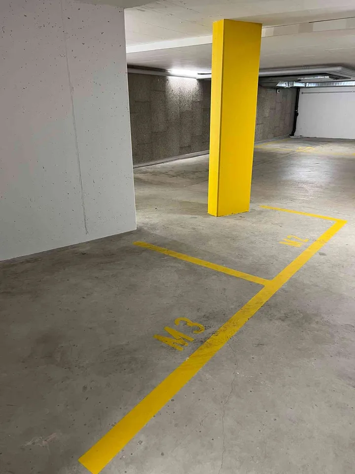 2 gedeckte Motorradparkplätze (optional auch für Kleinwagen)