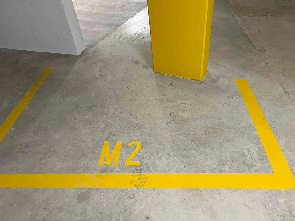 2 gedeckte Motorradparkplätze (optional auch für Kleinwagen)