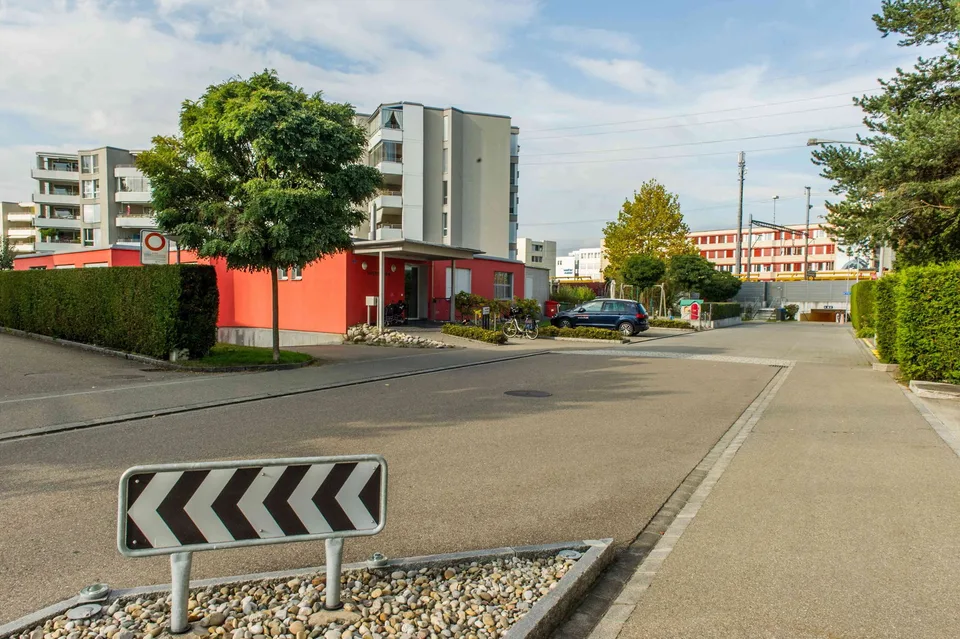 Motorradparkplätze in der Tiefgarage zu vermieten, Schwerzenbach ZH