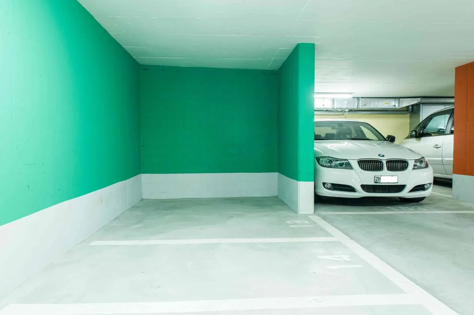 Motorradparkplätze in der Tiefgarage zu vermieten, Schwerzenbach ZH