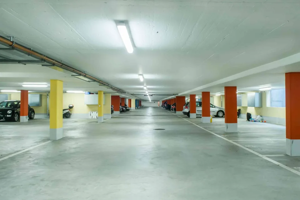 Motorradparkplätze in der Tiefgarage zu vermieten, Schwerzenbach ZH