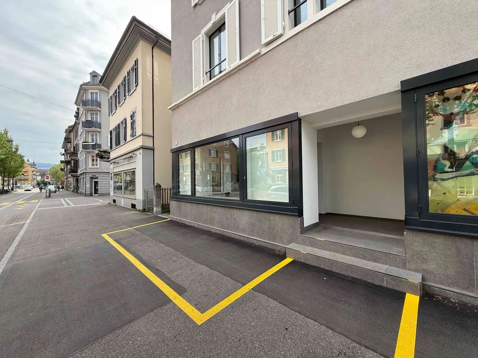 Helles Geschäftslokal mit grosser Schaufensterfront in Zürich Wiedikon