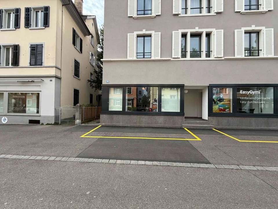 Helles Geschäftslokal mit grosser Schaufensterfront in Zürich Wiedikon