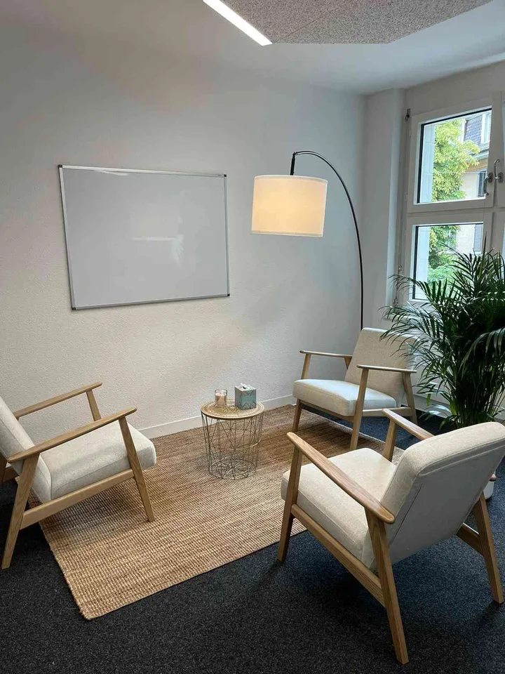 Schöner Praxisraum am Röntgenplatz zur Untermiete (Psychotherapie)