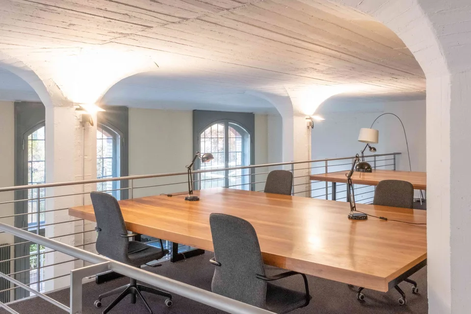 1-10 Arbeitsplätze auf Empore in altem Lagerhaus