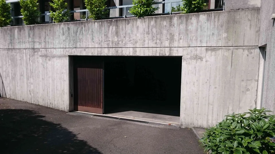 Parkplatz für Elektroauto in Tiefgarage