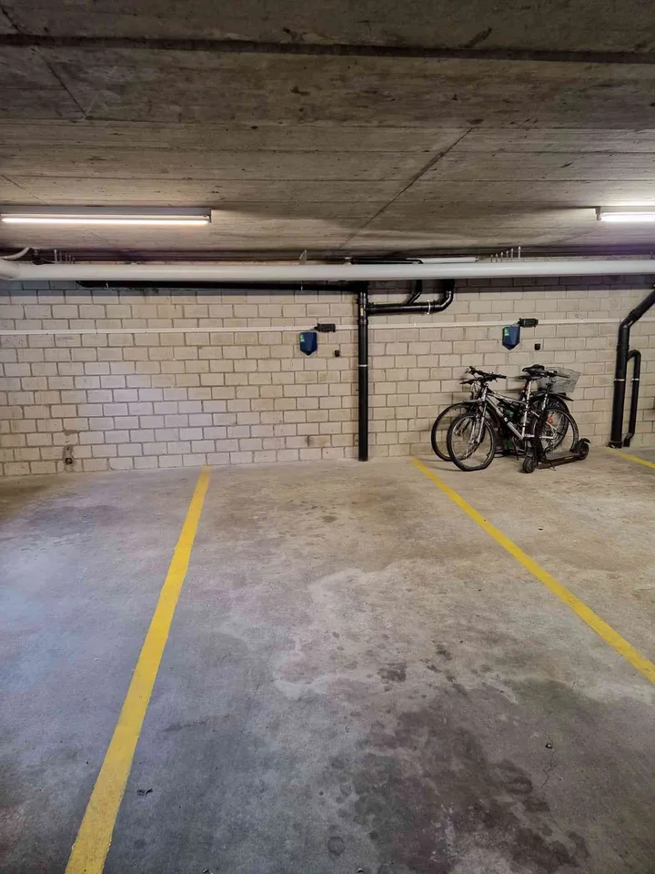 Parkplatz für Elektroauto in Tiefgarage