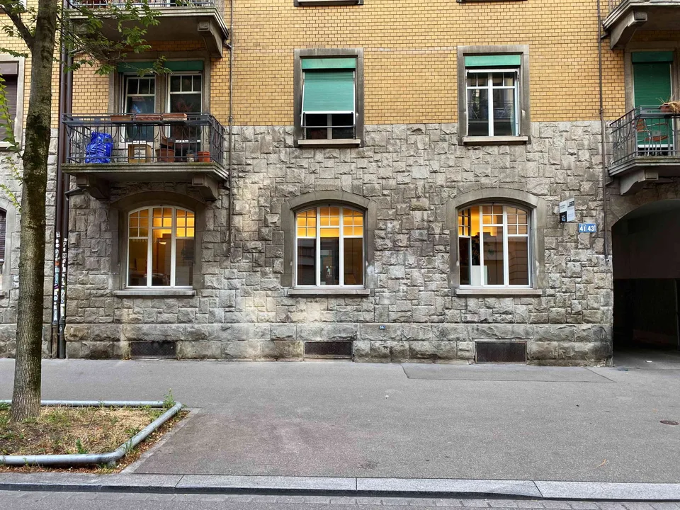 Charmantes, möbliertes Büro im Kreis 4 – Nachmieterin gesucht