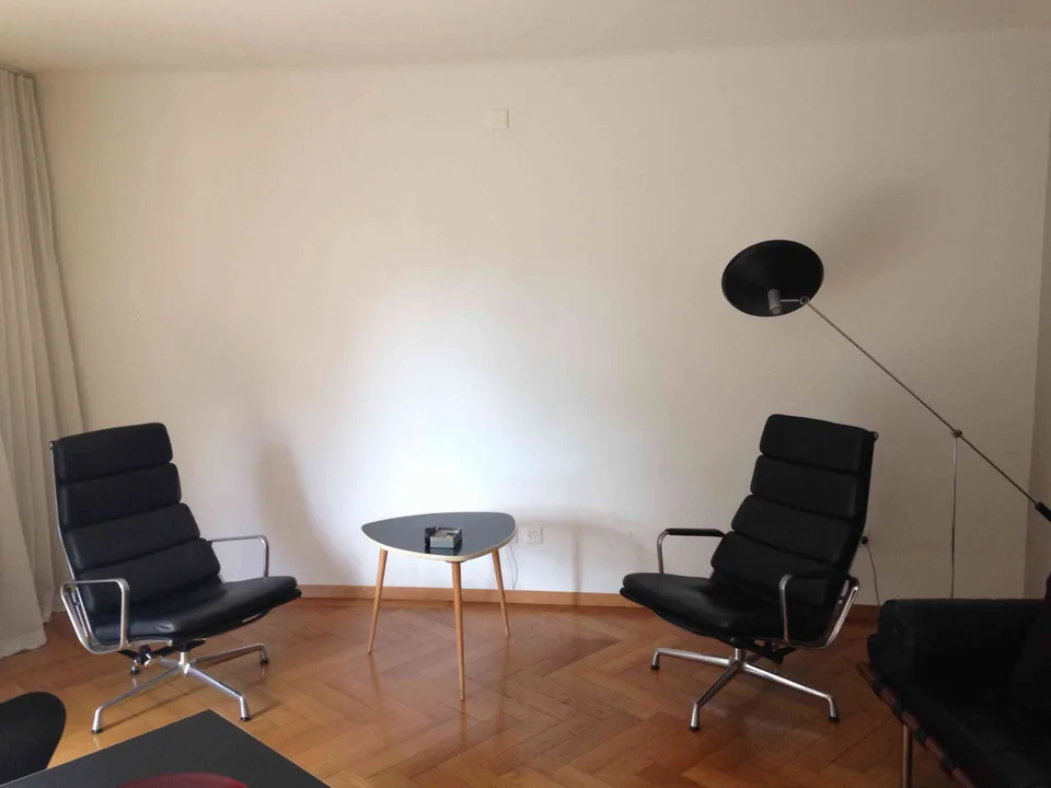 NachmieterIn für grossen Praxisraum am Hegibachplatz gesucht