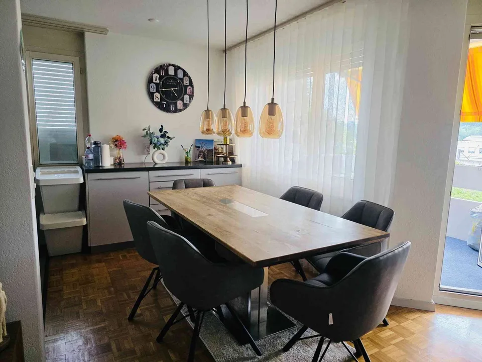 Attraktive 4.5 Zimmer Wohnung mit Balkon