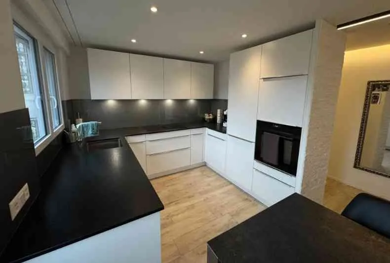 Renovierte 3.5-Zimmer-Wohnung mit Balkon & Garage in Dietikon