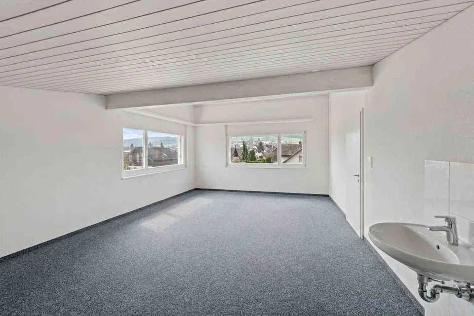 Attraktive Geschäftsimmobilie mit Einliegerwohnung & 17 Parkplätze