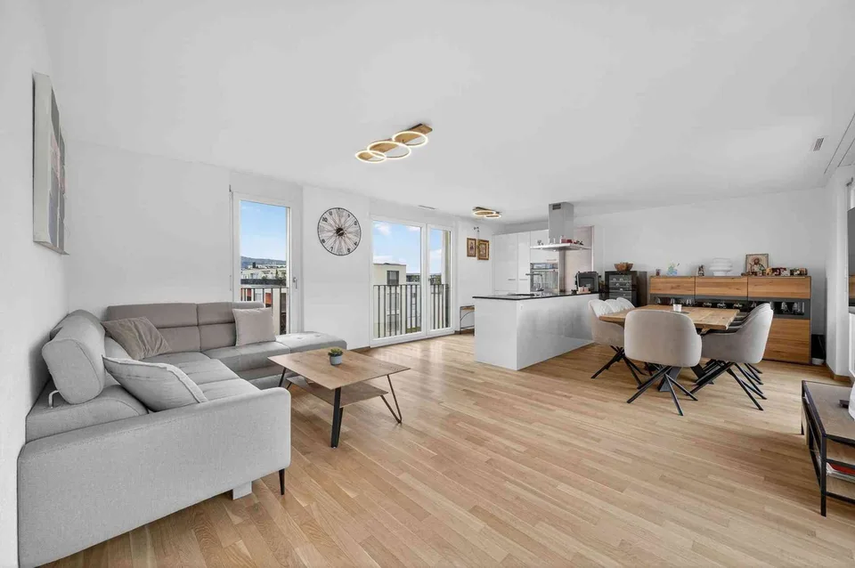 Moderne 2.5-Zimmer-Attikawohnung mit Dachterrasse & Aussicht in Spreit