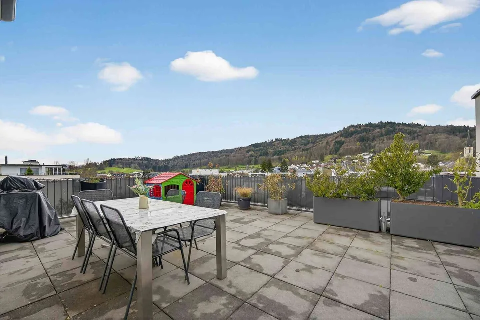 Moderne 2.5-Zimmer-Attikawohnung mit Dachterrasse & Aussicht in Spreit