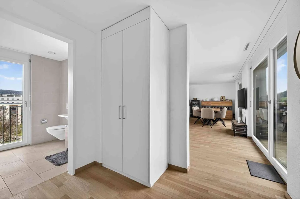 Moderne 2.5-Zimmer-Attikawohnung mit Dachterrasse & Aussicht in Spreit