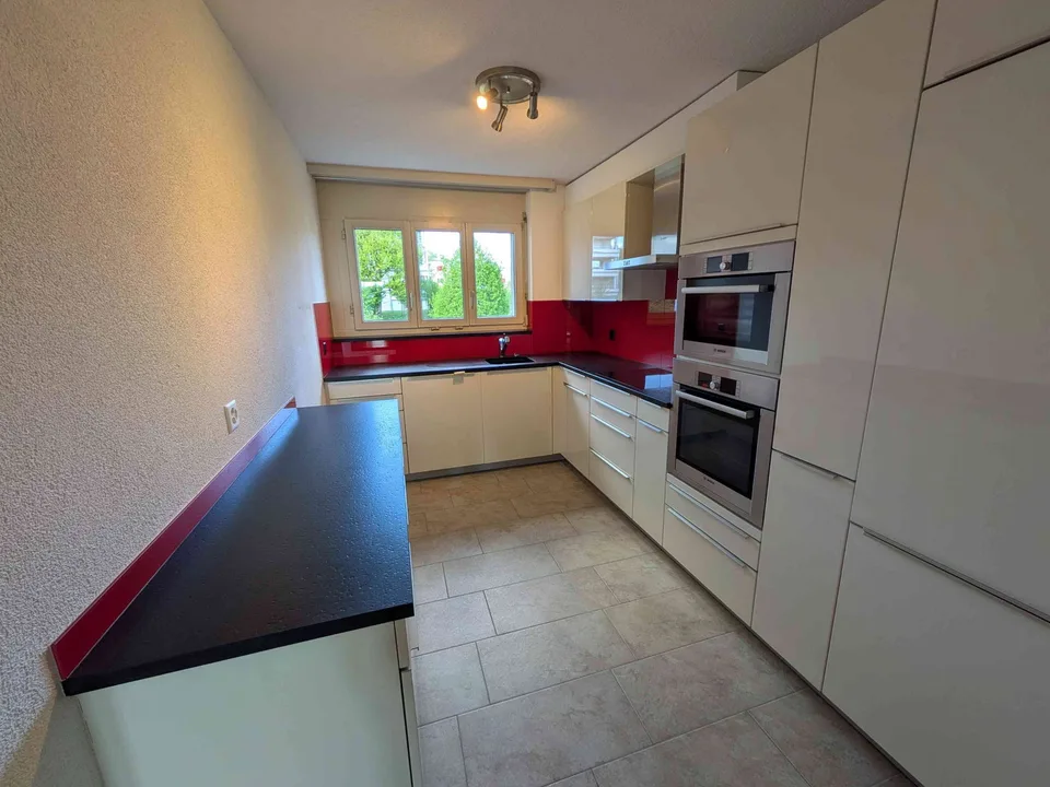 Renovierte 4.5 Zi mit viel Sonne und Aussicht