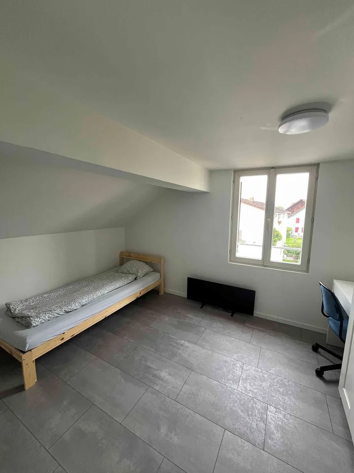 Helles, möbliertes WG-Zimmer in Waltenschwil