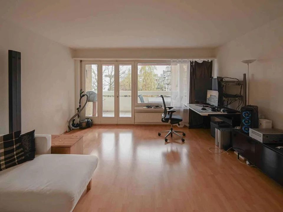 Helle und gemütliche 2.5-Zimmer-Wohnung mit sonnigem Balkon in Zürich