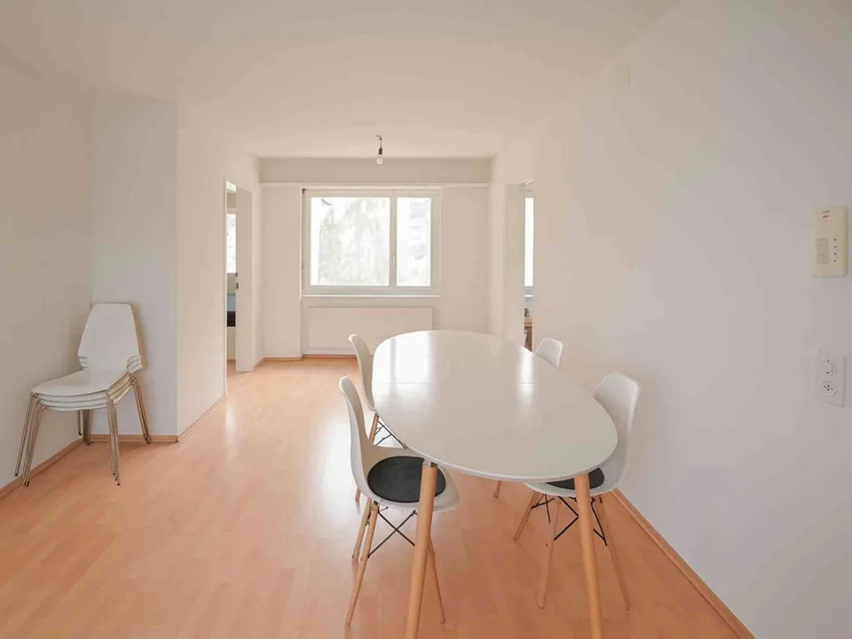 Helle und gemütliche 2.5-Zimmer-Wohnung mit sonnigem Balkon in Zürich