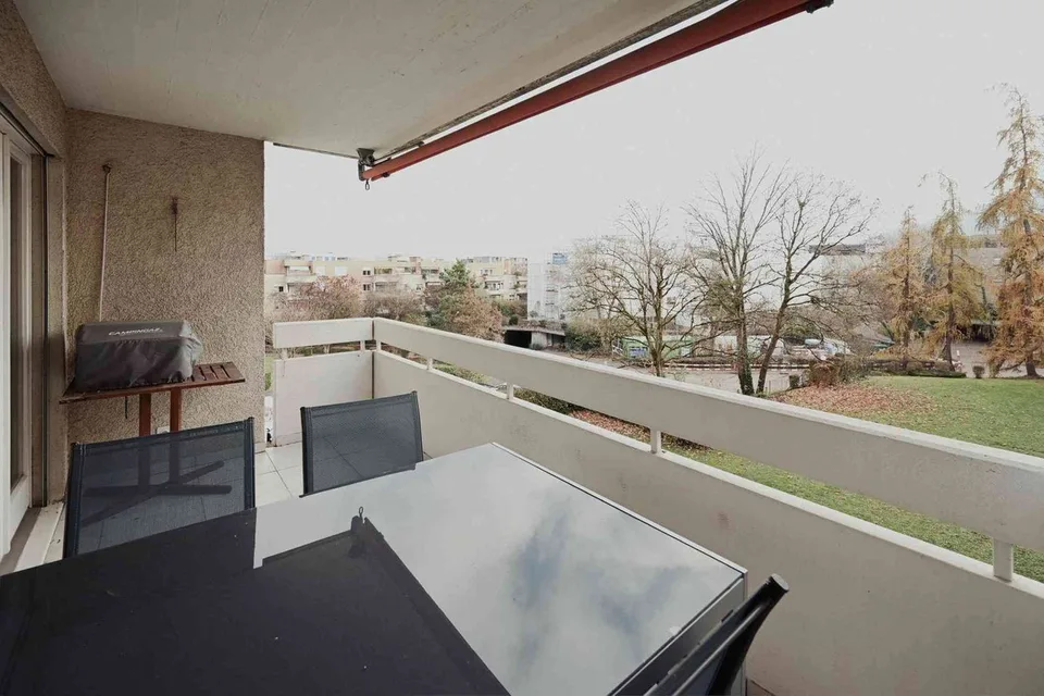 Helle und gemütliche 2.5-Zimmer-Wohnung mit sonnigem Balkon in Zürich