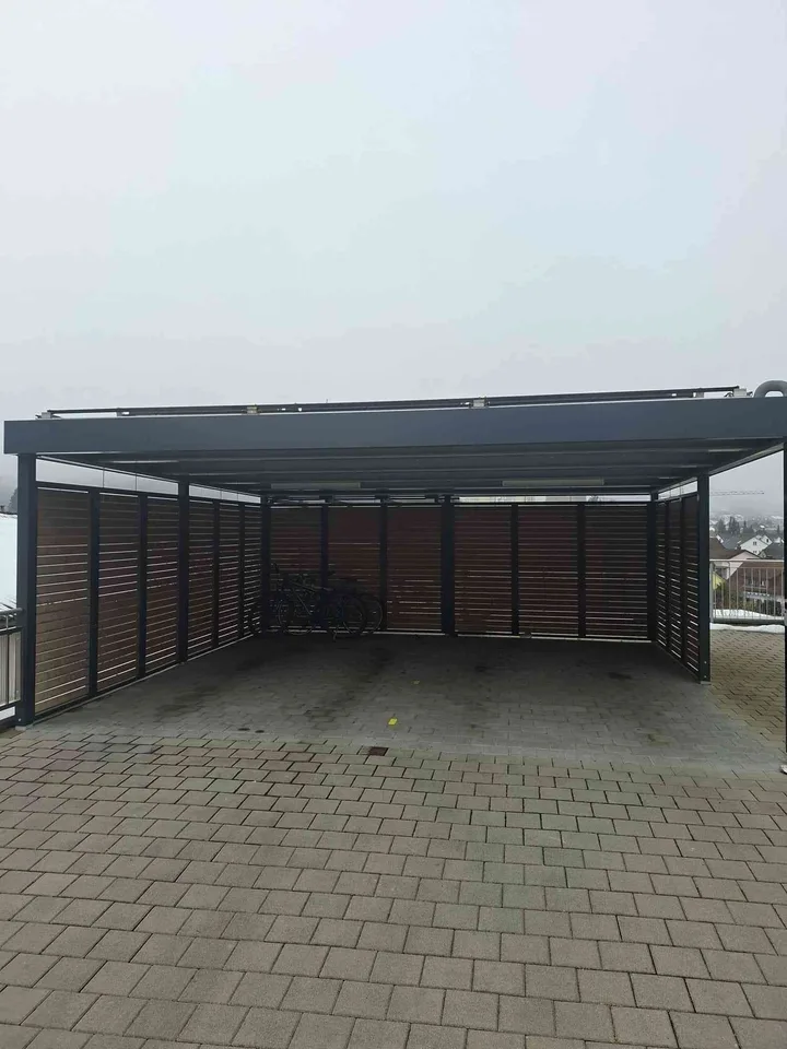 Parkplatz in gedecktem Carport