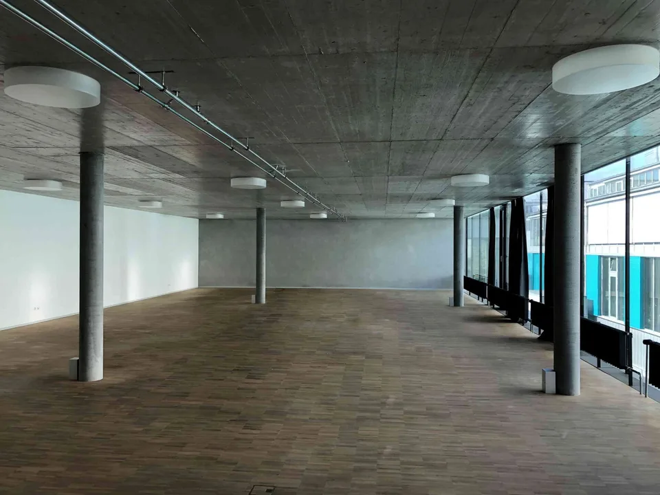 Neuer moderne Büro-/ Atelier-/ Gewerberaum mit raumhohen Verglasungen