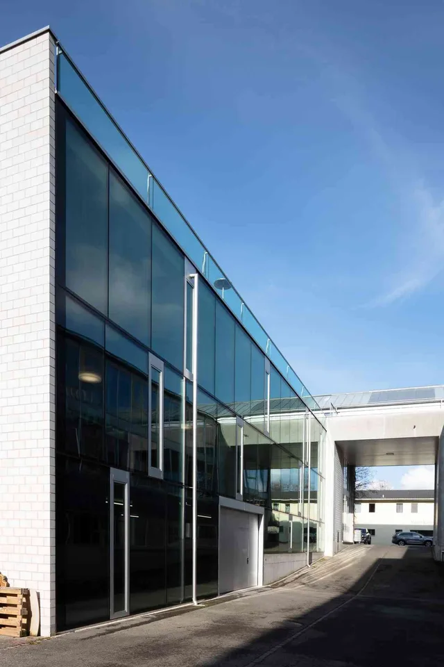 Neuer moderne Büro-/ Atelier-/ Gewerberaum mit raumhohen Verglasungen