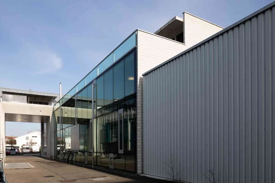 Neuer moderne Büro-/ Atelier-/ Gewerberaum mit raumhohen Verglasungen