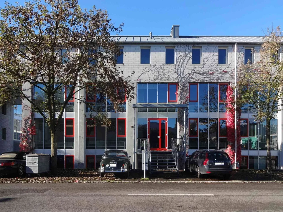 Neuer moderne Büro-/ Atelier-/ Gewerberaum mit raumhohen Verglasungen