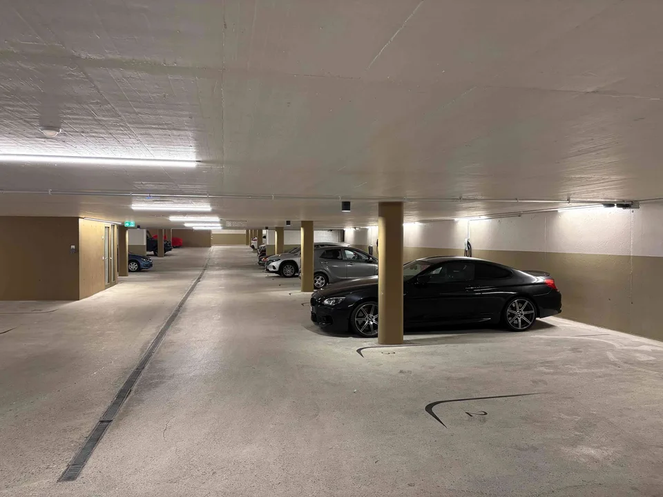 2 komfortable Tiefgaragenplätze zu vermieten