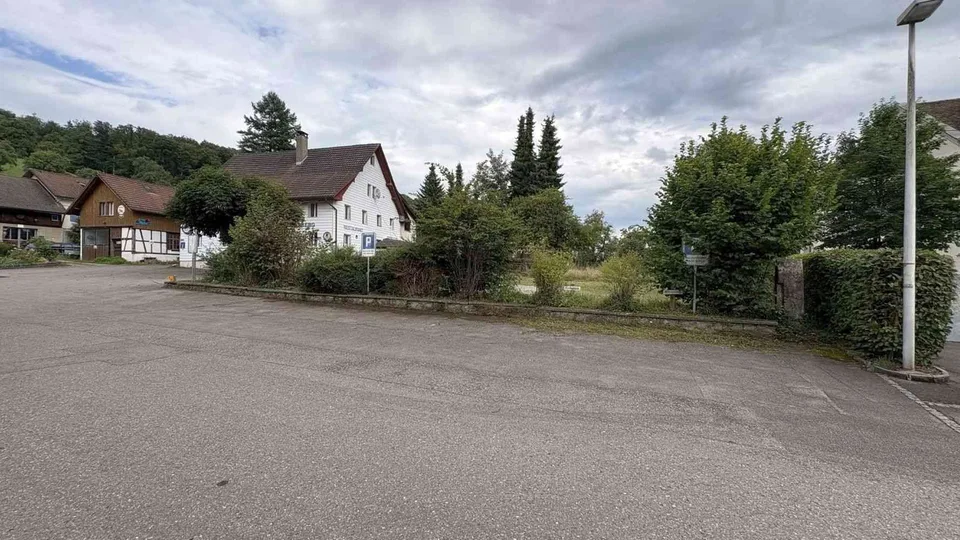12 Aussenparkplätze zu vermieten (einzeln oder alle zusammen)