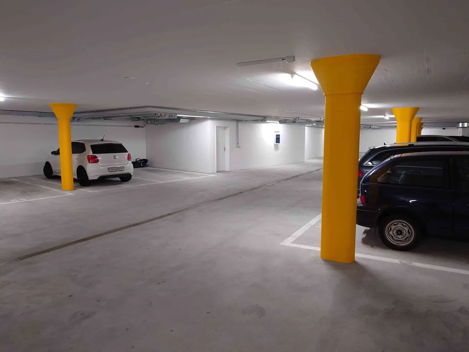 Extrabreiter Parkplatz in moderner Tiefgarage zu vermieten