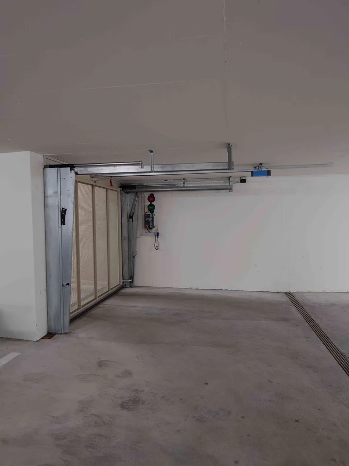 Extrabreiter Parkplatz in moderner Tiefgarage zu vermieten