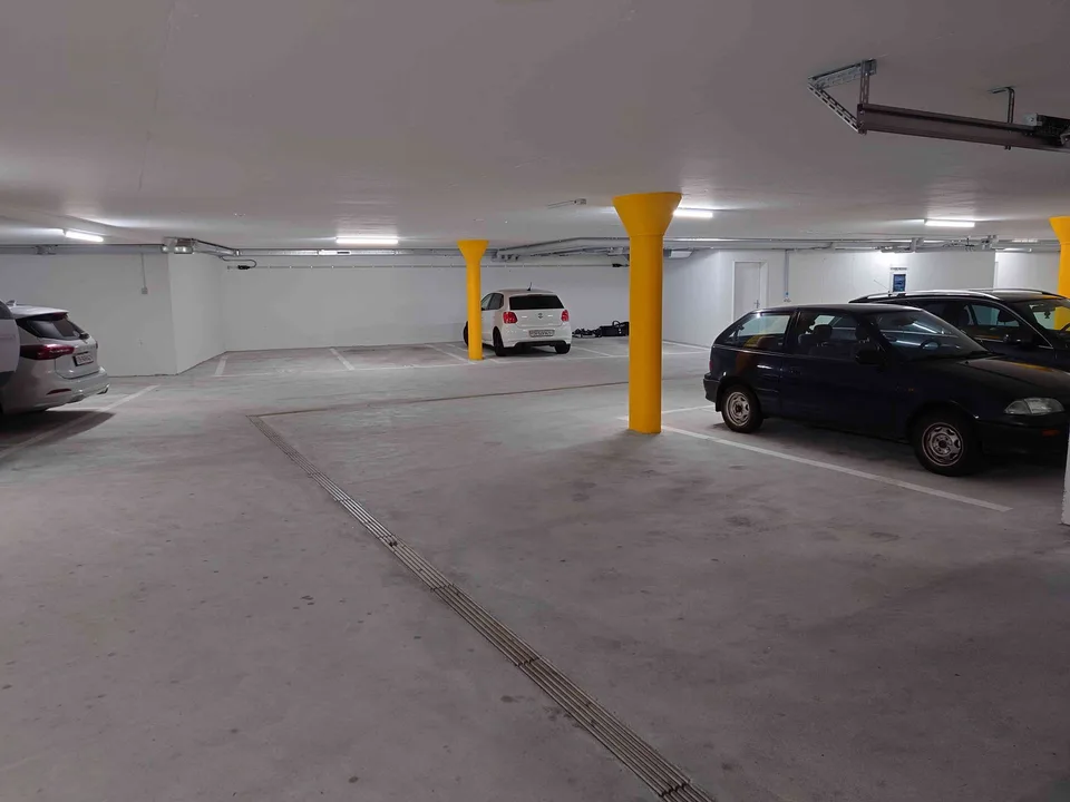 Extrabreiter Parkplatz in moderner Tiefgarage zu vermieten