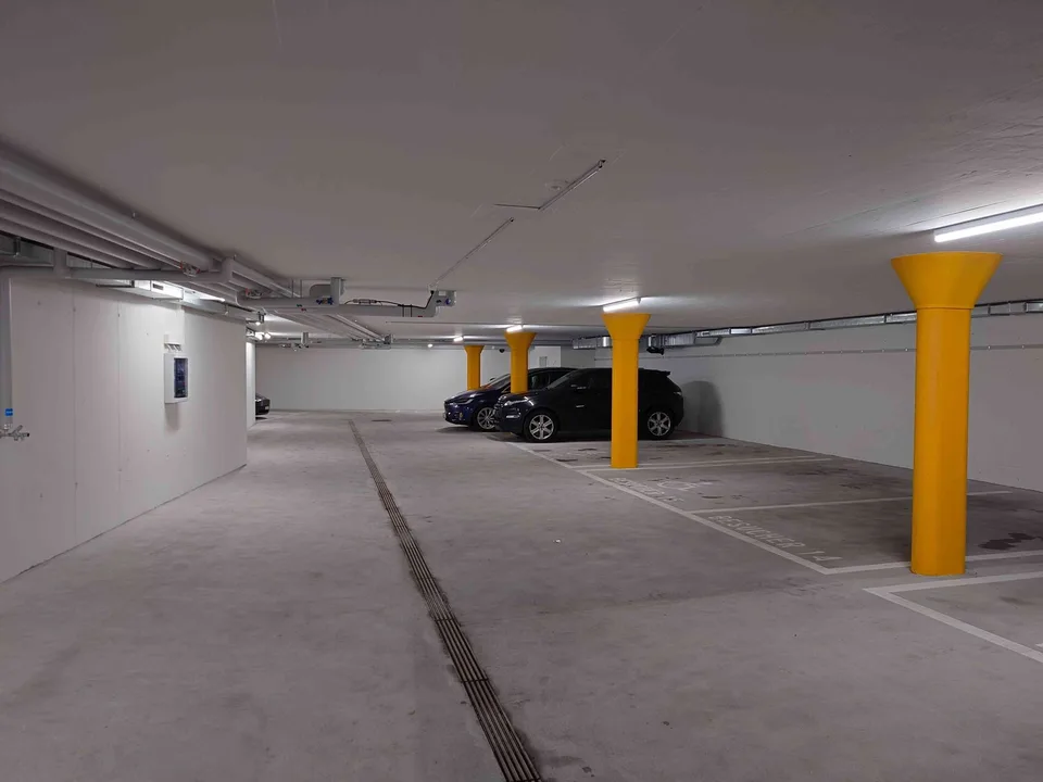 Extrabreiter Parkplatz in moderner Tiefgarage zu vermieten