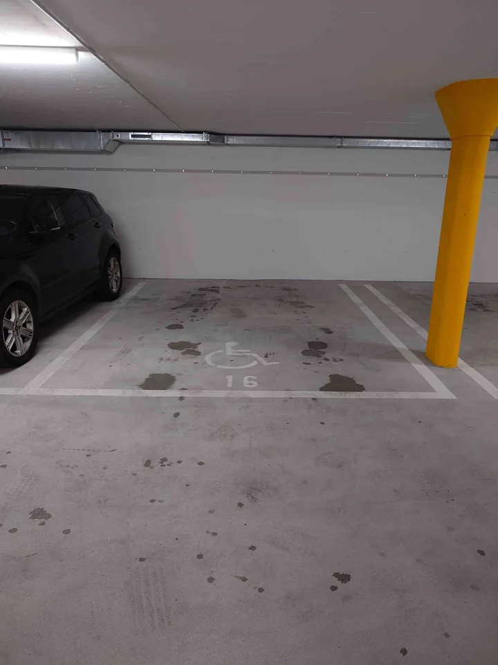 Extrabreiter Parkplatz in moderner Tiefgarage zu vermieten