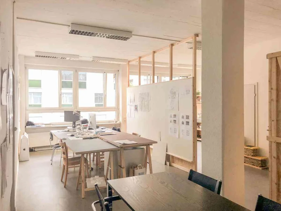 Tisch in Bürogemeinschaft zu vermieten