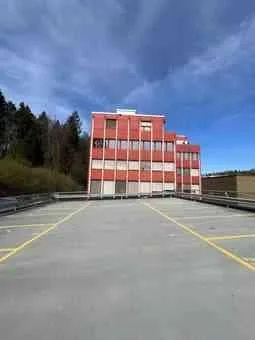 Parkplätze in der Industriezone von Bergdietikon