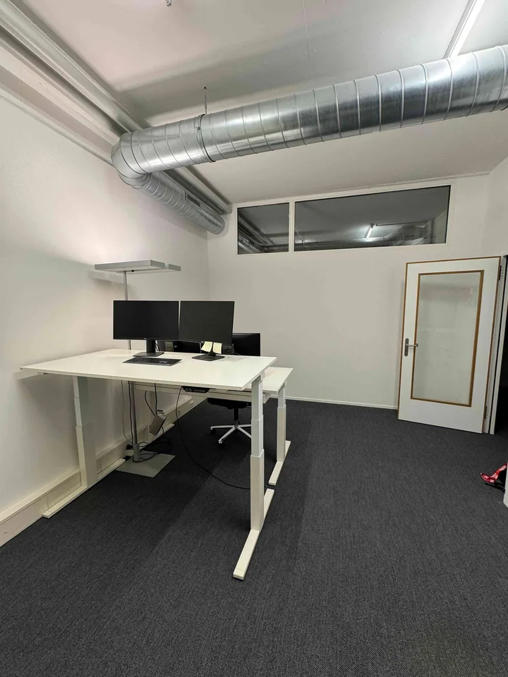 Flexibler Arbeitsplatz im modernen Grossraumbüro in Dietikon