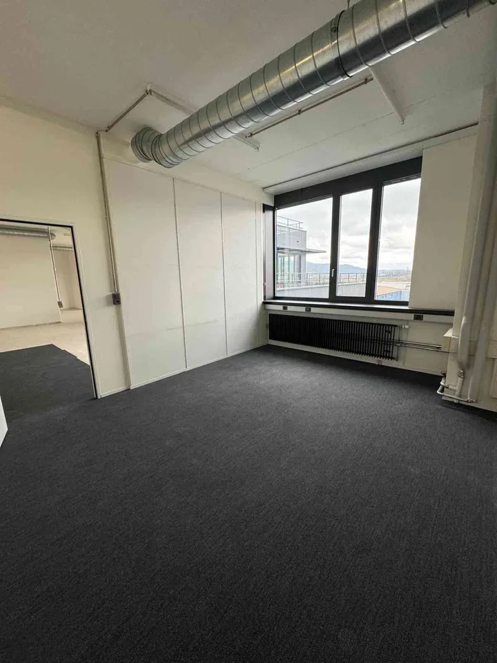 Flexibler Arbeitsplatz im modernen Grossraumbüro in Dietikon