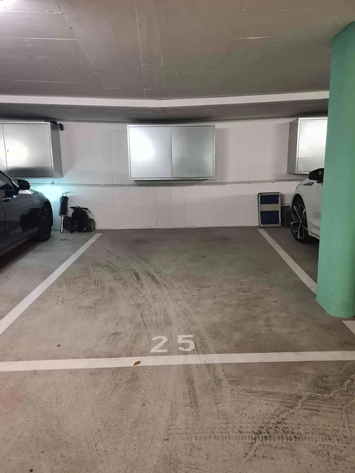 Breiter Parkplatz inklusive Box zu vermieten