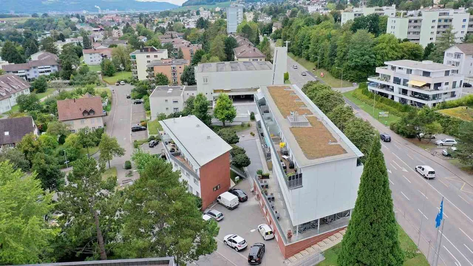 Zentrale und gut erreichbare Einstellplätze zu vermieten