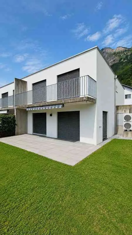 Moderne 4.5 Zimmer Doppelhaushälfte mit Garten in Frümsen