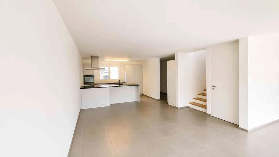 Moderne 4.5 Zimmer Doppelhaushälfte mit Garten in Frümsen