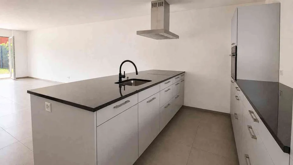 Moderne 4.5 Zimmer Doppelhaushälfte mit Garten in Frümsen